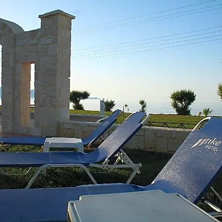 Mikes & Hotel 3*